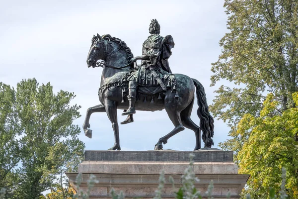 Sebuah Monumen Berkuda Perunggu Peter Agung Depan Istana Michael Sankt Stok Foto