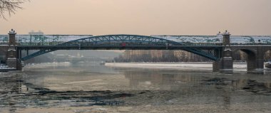 Moskova, Rusya 'daki Gorky parkındaki Pushkinsky Köprüsü