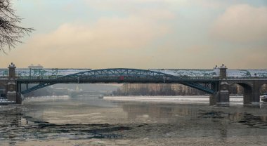Moskova, Rusya 'daki Gorky parkındaki Pushkinsky Köprüsü