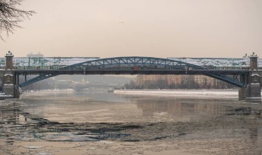 Moskova, Rusya 'daki Gorky parkındaki Pushkinsky Köprüsü