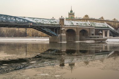 Moskova, Rusya 'daki Gorky parkındaki Pushkinsky Köprüsü