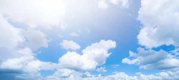 雲の背景バナーパノラマ 雲と太陽と — ストック写真