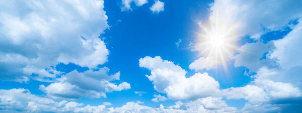 雲の背景バナーパノラマ 雲と太陽の反射 太陽の光ビーム — ストック写真