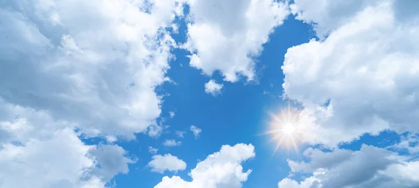 雲の背景バナーパノラマ 雲と太陽の反射 太陽の光ビーム — ストック写真