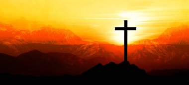 Dini keder manzarası arka plan panoraması - Dağların, tepelerin, ormanın ve çapraz zirvenin siyah silueti ile nefes kesici manzara, gün batımında, turuncu renkli gökyüzü