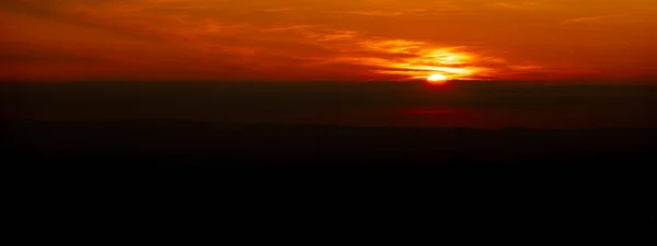 Panorama Incroyable Coucher Soleil Avec Silhouette Des Montagnes Forêt Dans — Photo