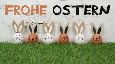 Mutlu Paskalya arkaplan tebrik kartları - Tavşan kulaklı birçok kahverengi ve beyaz Paskalya yumurtası / Taze yeşil çayır üzerindeki Paskalya tavşanları, beyaz eski püskü duvar dokusunda izole edilmiş