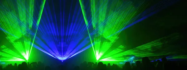 레이저 디스코 파노라마 빛줄기가 레이저 사람들의 실루엣 — 스톡 사진