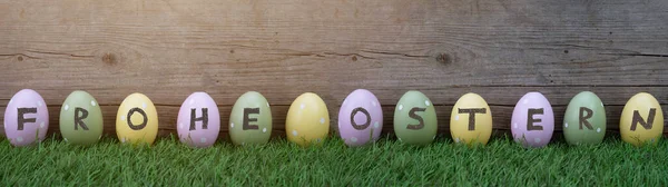 Happy Easter背景横幅全景贺卡 许多彩绘复活节彩蛋在新鲜的绿色草甸和乡村木墙上 — 图库照片