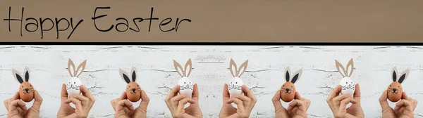 Пасхальная Открытка Баннером Заднем Плане Молодые Женщины Пасхальными Яйцами Кроличьими — стоковое фото