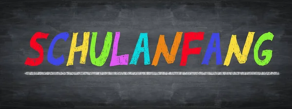 SCHULANFANG Hintergrund Banner Panorama - Alte schwarze rustikale Schultafel Kreidetafel mit der bunten Aufschift: SCHULANFANG