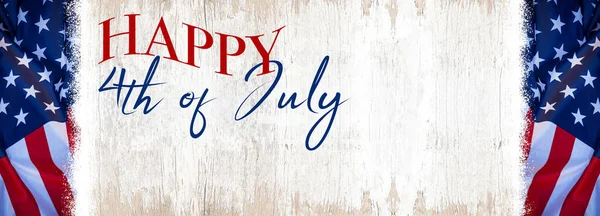 7月4日のハッピー 独立記念日Usa背景バナーパノラマテンプレートグリーティングカード 素朴な白いヴィンテージみすぼらしい木製の壁のテクスチャにアメリカ国旗を振る — ストック写真