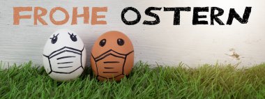 Taze yeşil çayır üzerinde ağız maskeli yumurtalardan gelen mutlu ve güvenli arka plan afişi.