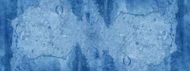 Grunge soyut mavi boyalı hasarlı beton cephe, alçıdan soyulmuş, yıpranmış kırsal duvar, çatlaklar, doku arka planı