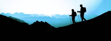 Mavi peyzaj pankartı panorama illüstrasyonu - Dağların, tepelerin, ormanın ve iki yürüyüşçünün siyah silueti ile nefes kesici manzara (kadın ve erkek yürüyüşçüleri )