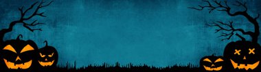 Cadılar Bayramı arkaplan pankartı geniş panoramik panorama şablonu - korkutucu oyulmuş parlak çizgi film balkabakları ve koyu mavi desenli ağaçlardan oluşan siluet