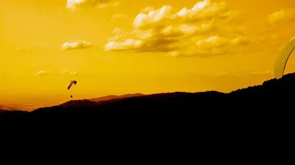 Splendida Silhouette Panoramica Parapendio Nel Paesaggio Con Montagne Tramonto Cielo — Foto Stock