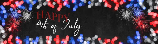 7月4日の幸せ 独立記念日Usa背景バナーのパノラマテンプレートグリーティングカード 黒の夜のテクスチャに輝く青い白い赤い花火とボケのライト — ストック写真