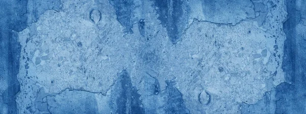 凹凸不平的深蓝色漆成的受损混凝土水泥立面 剥落石膏 风化老化的乡村墙 有裂缝 纹理背景 — 图库照片