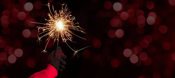 Silvester Parti / Yeni Yıl Kutlama Arkaplan Bayrağı - Karanlık gece gökyüzünde elinde ışıldayan bir maytap tutan genç ve mutlu bir kadın