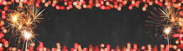 シルベスターパーティー新年花火の背景バナーパノラマ長い 花火や暗い夜のテクスチャに赤いボケライトで作られたフレーム テキストのためのスペース — ストック写真