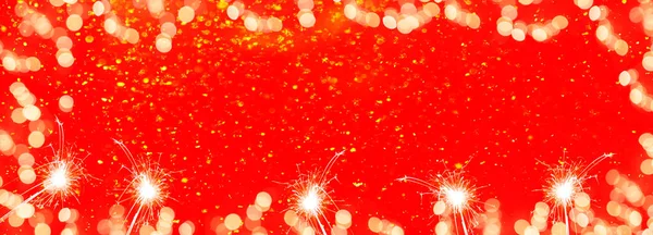シルベスターパーティー新年の背景バナーパノラマ長い お祝いの赤いテクスチャ上の輝きとボケライト テキストのためのスペース — ストック写真