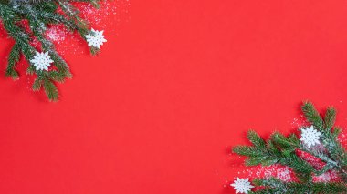 Festivalsel dekoratif Noel / Advent arkaplanı - Fast dalları, kar taneleri ve buz kristalleri, kırmızı kağıt dokusu üzerinde izole edilmiş, üst görünüm / üst görünüm metin için boşluk