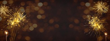 Silvester arkaplan panorama uzun - Altın havai fişek ve koyu renk gece dokusu üzerine bokeh ışıkları, metin için boşluk