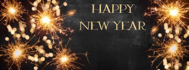 YILI YIL 2022 Arka plan tebrik kartı - Havai fişekler, havai fişekler ve karanlık gece gökyüzünde parlayan ışıklar