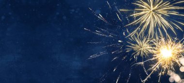 Silvester Parti Festivali Yeni Yıl arkaplan afişi - Bokeh ışıkları ve metin için boşluk ile mavi doku üzerine havai fişek