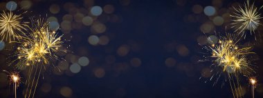 Silvester Yeni Yıl Festivali Parti Havai fişek arka plan panoraması Uzun havai fişekler ve lacivert gece ışıkları 