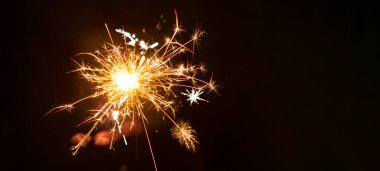 Silvester / Yeni Yıl arkaplanı İnsanlar gecenin karanlığında elinde maytap tutuyor