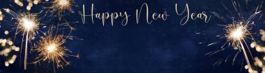 YILI YIL 2022 Arka plan tebrik kartı - Havai fişekler, havai fişekler ve bokeh ışıkları ve koyu mavi gökyüzünde havai fişekler
