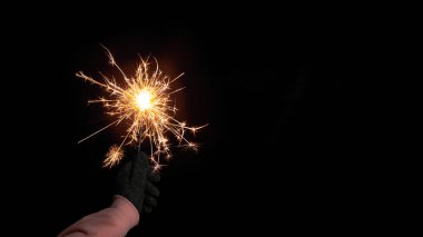 Silvester Partisi / Yeni Yıl Kutlama Arkaplan Bayrağı - Karanlık bir gecede elinde maytap tutan genç ve mutlu bir kadın