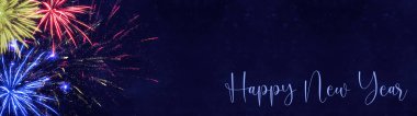 Yeni Yıl Partisi Havai fişek arka plan panoraması. Koyu mavi gecede uzun soluklu havai fişekler.