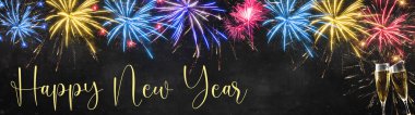 Silvester arka plan pankartı uzun süre havai fişekler, kırmızı altın havai fişekler, şampanya bardakları ve kırsal siyah ahşap dokuda bokeh ışıkları, metin için yer var.