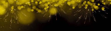 Fireworks arka plan pankartı - Yaz partisinde altın sarısı bokeh ile renkli havai fişek gösterisi / Festival / Silvester / New Year, the dark night