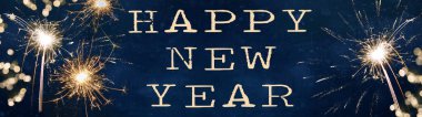 YILI YIL 2022 Arka plan tebrik kartı - Havai fişekler, havai fişekler ve bokeh ışıkları ve koyu mavi gökyüzünde havai fişekler