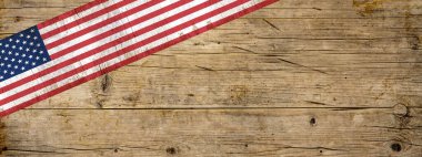 Amerika / ABD arka plan panoraması - Kahverengi kırsal duvar dokusunda izole edilmiş ABD bayrağı, kopya alanı ile birlikte