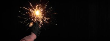 Silvester Partisi / Yeni Yıl Kutlama Arkaplan Bayrağı - Karanlık bir gecede elinde maytap tutan genç ve mutlu bir kadın