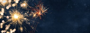 Silvester Parti Festivali Yeni Yıl arkaplan afişi - Bokeh ışıkları ve metin için boşluk ile mavi doku üzerine havai fişek