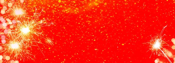 シルベスターパーティー新年の背景バナーパノラマ長い お祝いの赤いテクスチャ上の輝きとボケライト テキストのためのスペース — ストック写真