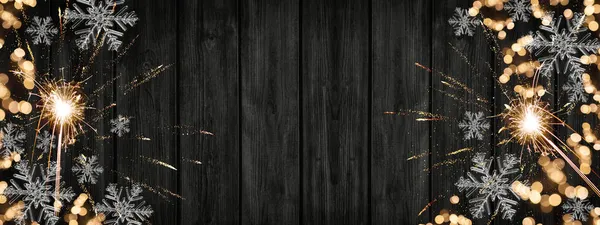 シルベスター 新年の背景バナーのパノラマ テキストのためのスペースと黒素朴な木製の板壁のテクスチャ上の輝き ボケライトや氷の結晶 — ストック写真