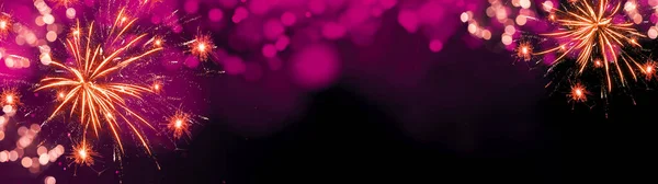 ハッピーニューイヤー花火の背景バナーパノラマグリーティングカード 暗い黒の夜にピンクのボケライトとカラフルな抽象的な花火 — ストック写真