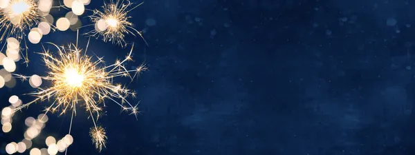 Silvester Yeni Yıl Festivali Parti arka planındaki panorama uzun süredir koyu mavi gecede ışıldayan maytaplar
