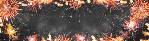 Silvester Neujahrsparty Hintergrund Banner Panorama Langfeuerwerk Auf Rustikalem Dunkelgrauem Stein — Stockfoto