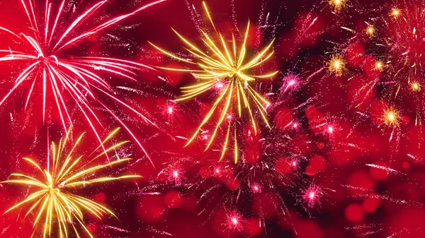シルベスター新年会花火の背景 暗い黒の夜に赤いボケのライトと抽象的なカラフルな花火 — ストック写真
