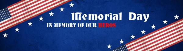 阵亡将士纪念日背景横幅全景 美国国旗和白色字母隔离在蓝色的深色乡村质感 带有文字空间 — 图库照片