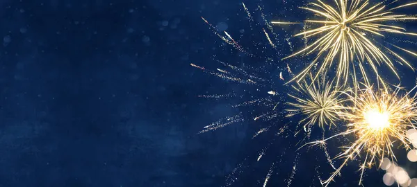 Silvester Parti Festivali Yeni Yıl arkaplan afişi - Bokeh ışıkları ve metin için boşluk ile mavi doku üzerine havai fişek