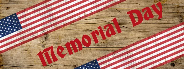 阵亡将士纪念日背景横幅全景 美国国旗和白色字体隔离在褐色的深色乡村木墙纹理上 — 图库照片